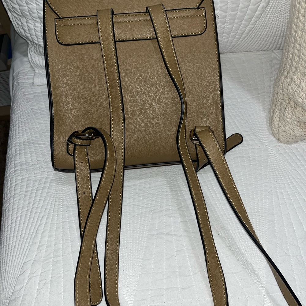 Backpack - Picture 2 of 7